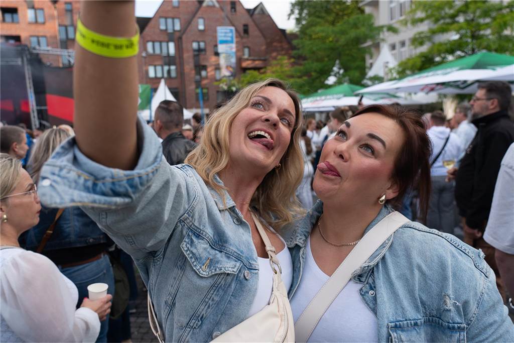 White Night, Fassanstich mit Bürgermeister Rajko Kravanja, DJ Moguai, leckere Küche – das war der erste Abend von Castrop kocht über am 29. Mai auf dem Castroper Marktplatz.