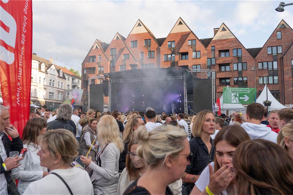 White Night, Fassanstich mit Bürgermeister Rajko Kravanja, DJ Moguai, leckere Küche – das war der erste Abend von Castrop kocht über am 29. Mai auf dem Castroper Marktplatz.