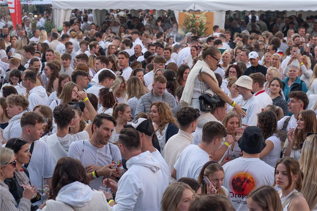 White Night, Fassanstich mit Bürgermeister Rajko Kravanja, DJ Moguai, leckere Küche – das war der erste Abend von Castrop kocht über am 29. Mai auf dem Castroper Marktplatz.