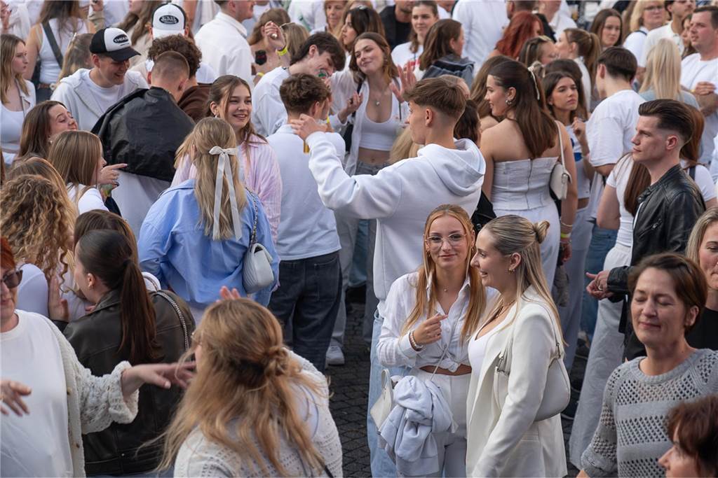White Night, Fassanstich mit Bürgermeister Rajko Kravanja, DJ Moguai, leckere Küche – das war der erste Abend von Castrop kocht über am 29. Mai auf dem Castroper Marktplatz.