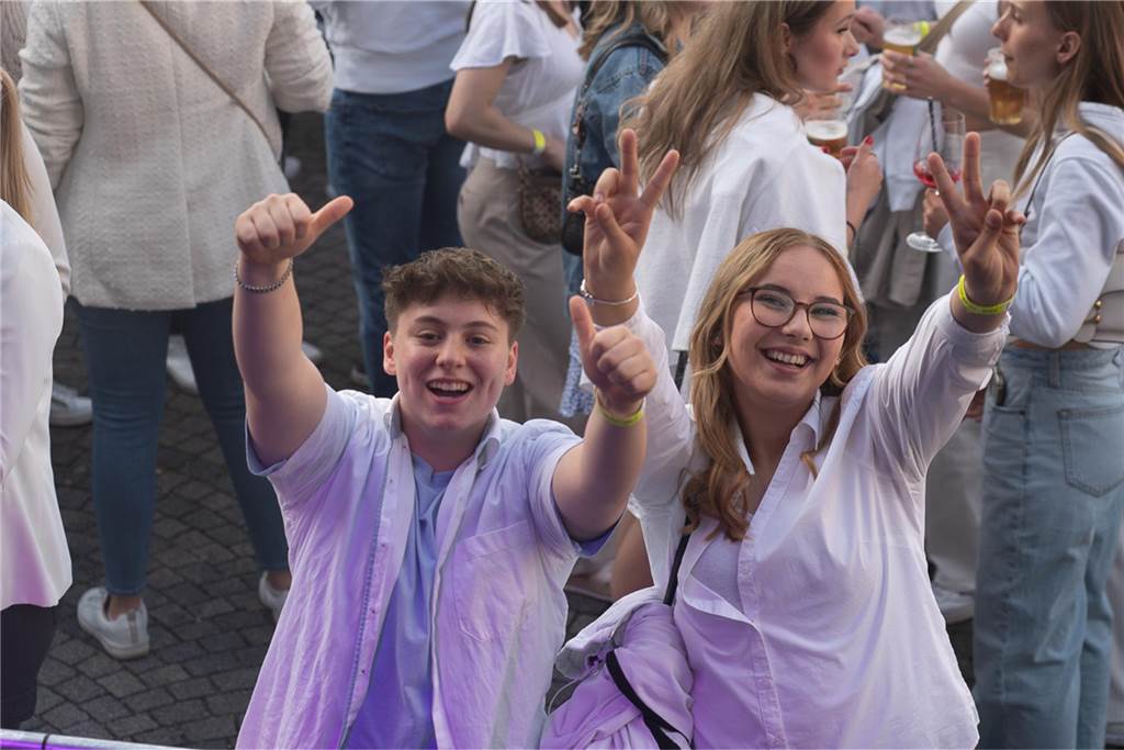 White Night, Fassanstich mit Bürgermeister Rajko Kravanja, DJ Moguai, leckere Küche – das war der erste Abend von Castrop kocht über am 29. Mai auf dem Castroper Marktplatz.