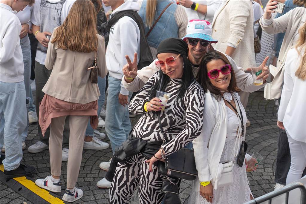 White Night, Fassanstich mit Bürgermeister Rajko Kravanja, DJ Moguai, leckere Küche – das war der erste Abend von Castrop kocht über am 29. Mai auf dem Castroper Marktplatz.