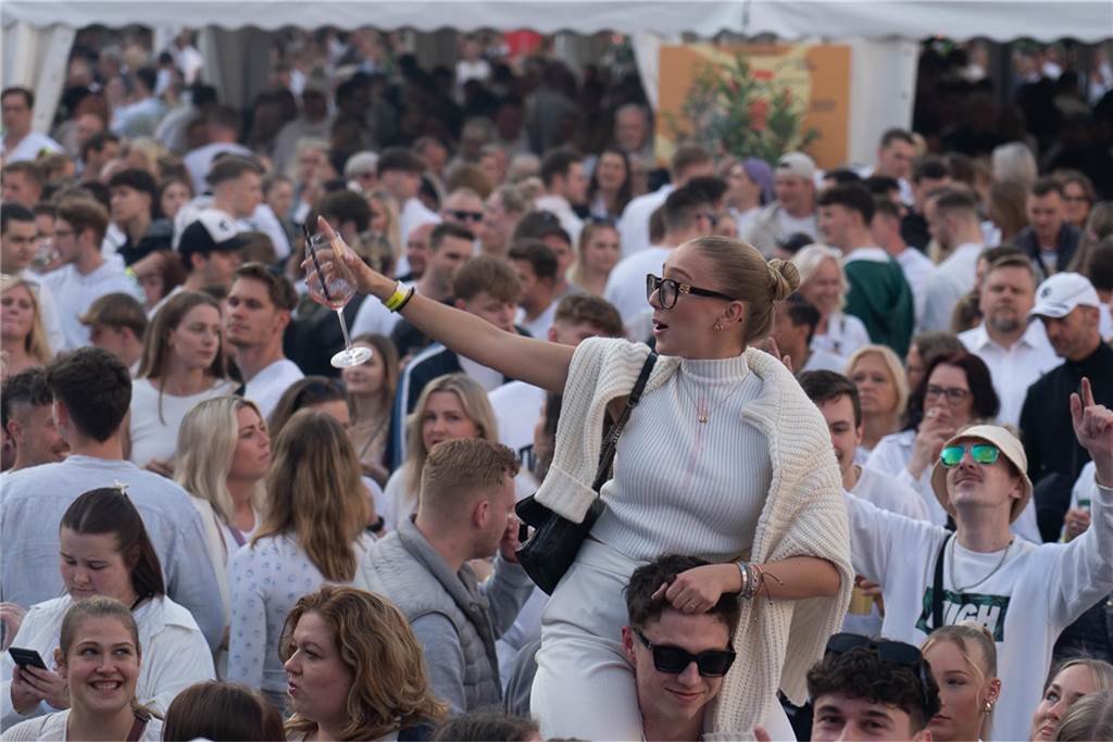 White Night, Fassanstich mit Bürgermeister Rajko Kravanja, DJ Moguai, leckere Küche – das war der erste Abend von Castrop kocht über am 29. Mai auf dem Castroper Marktplatz.