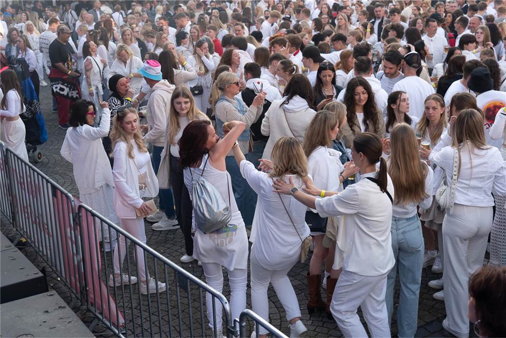 White Night, Fassanstich mit Bürgermeister Rajko Kravanja, DJ Moguai, leckere Küche – das war der erste Abend von Castrop kocht über am 29. Mai auf dem Castroper Marktplatz.