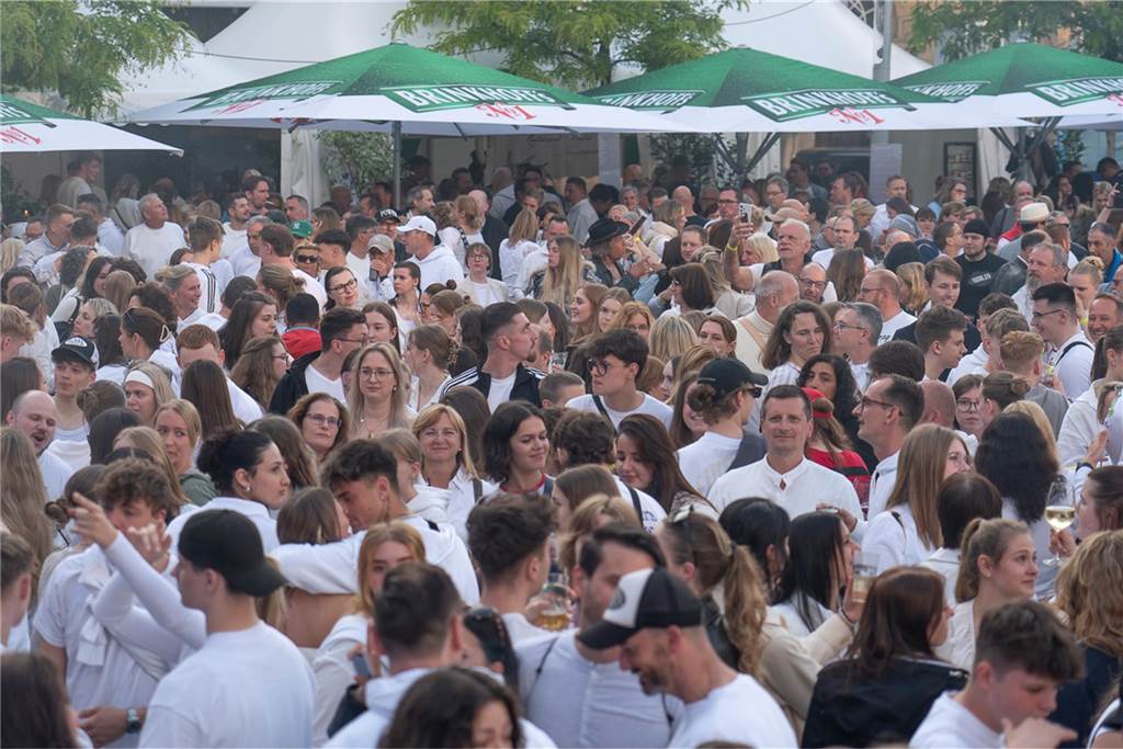 White Night, Fassanstich mit Bürgermeister Rajko Kravanja, DJ Moguai, leckere Küche – das war der erste Abend von Castrop kocht über am 29. Mai auf dem Castroper Marktplatz.