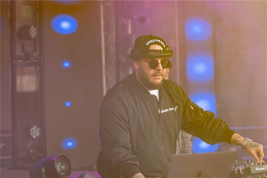 White Night, Fassanstich mit Bürgermeister Rajko Kravanja, DJ Moguai, leckere Küche – das war der erste Abend von Castrop kocht über am 29. Mai auf dem Castroper Marktplatz.