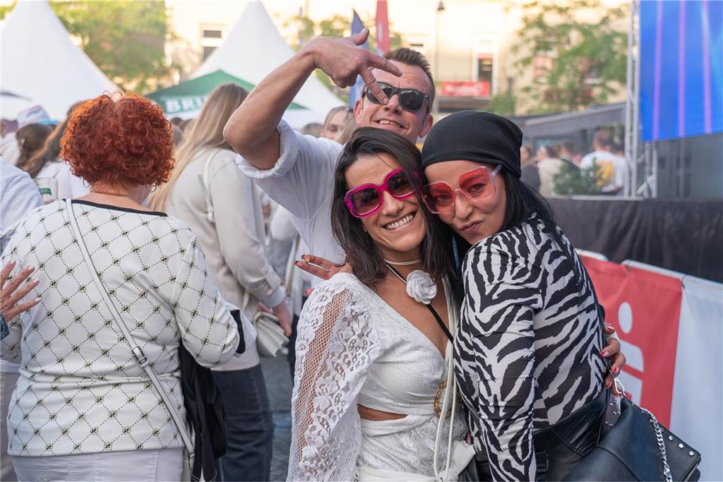 White Night, Fassanstich mit Bürgermeister Rajko Kravanja, DJ Moguai, leckere Küche – das war der erste Abend von Castrop kocht über am 29. Mai auf dem Castroper Marktplatz.