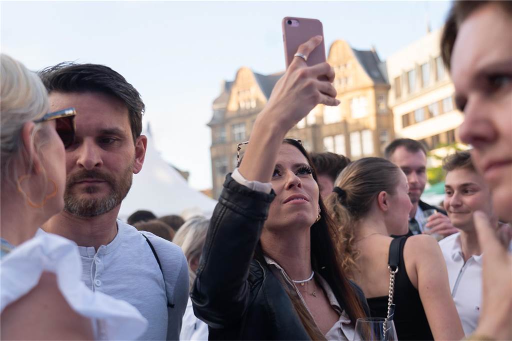 White Night, Fassanstich mit Bürgermeister Rajko Kravanja, DJ Moguai, leckere Küche – das war der erste Abend von Castrop kocht über am 29. Mai auf dem Castroper Marktplatz.