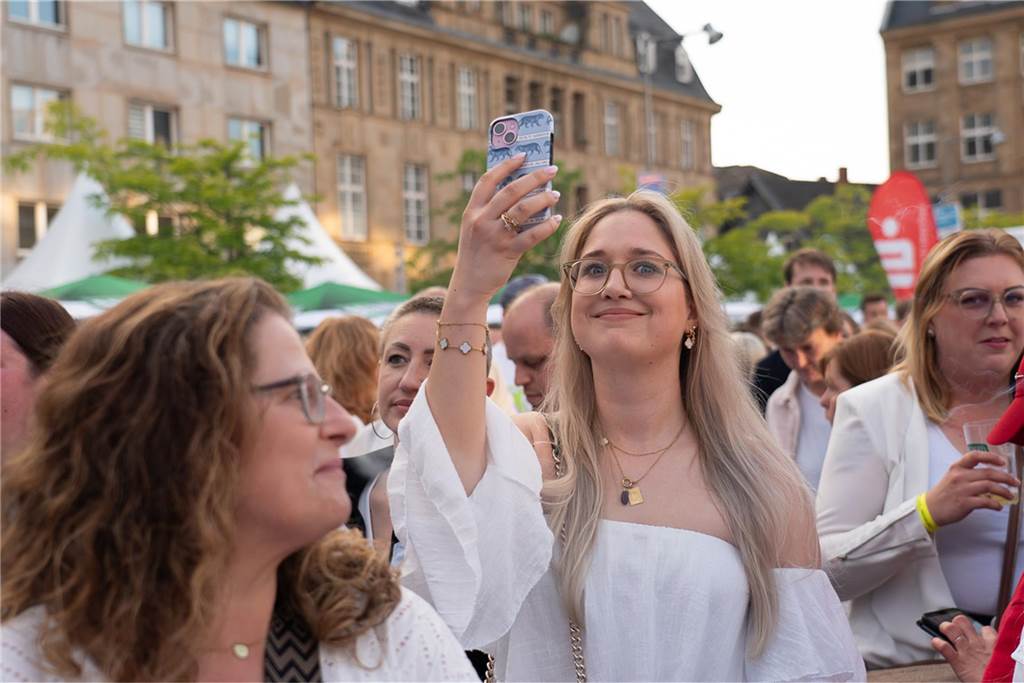 White Night, Fassanstich mit Bürgermeister Rajko Kravanja, DJ Moguai, leckere Küche – das war der erste Abend von Castrop kocht über am 29. Mai auf dem Castroper Marktplatz.