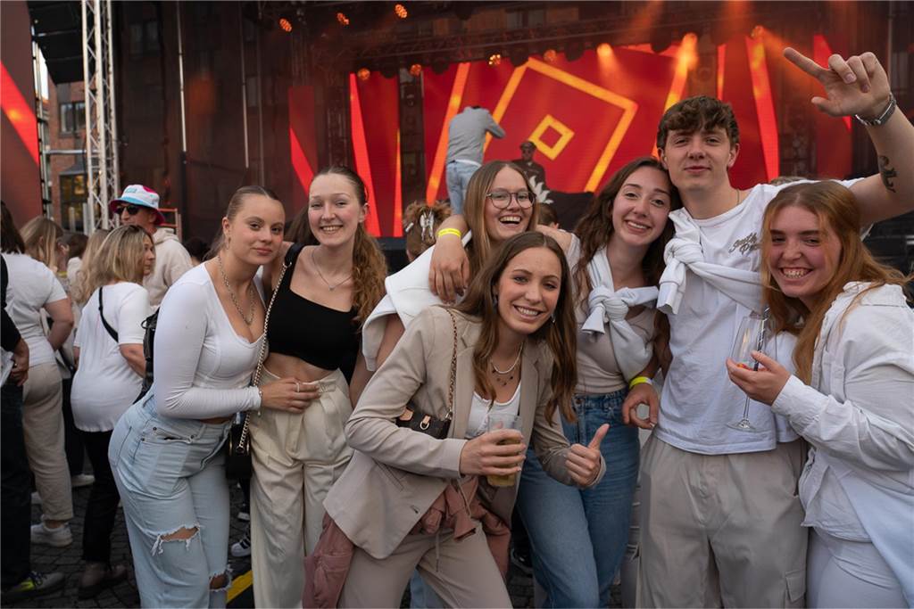 White Night, Fassanstich mit Bürgermeister Rajko Kravanja, DJ Moguai, leckere Küche – das war der erste Abend von Castrop kocht über am 29. Mai auf dem Castroper Marktplatz.