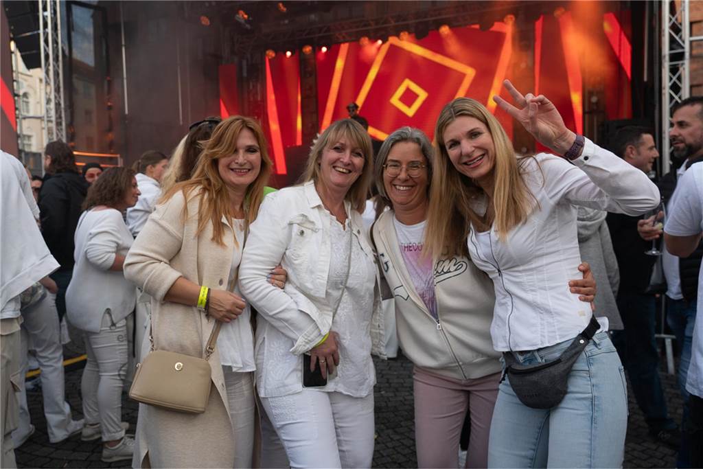 White Night, Fassanstich mit Bürgermeister Rajko Kravanja, DJ Moguai, leckere Küche – das war der erste Abend von Castrop kocht über am 29. Mai auf dem Castroper Marktplatz.