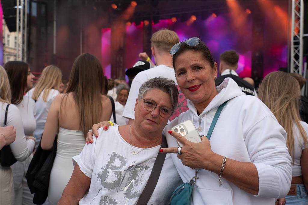 White Night, Fassanstich mit Bürgermeister Rajko Kravanja, DJ Moguai, leckere Küche – das war der erste Abend von Castrop kocht über am 29. Mai auf dem Castroper Marktplatz.