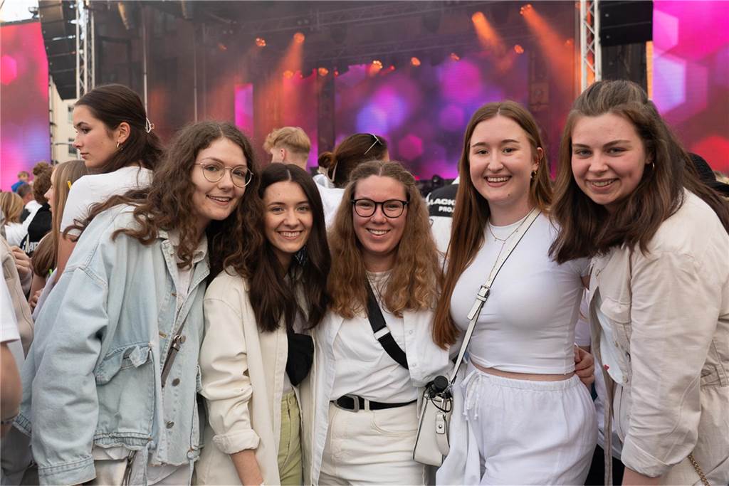 White Night, Fassanstich mit Bürgermeister Rajko Kravanja, DJ Moguai, leckere Küche – das war der erste Abend von Castrop kocht über am 29. Mai auf dem Castroper Marktplatz.