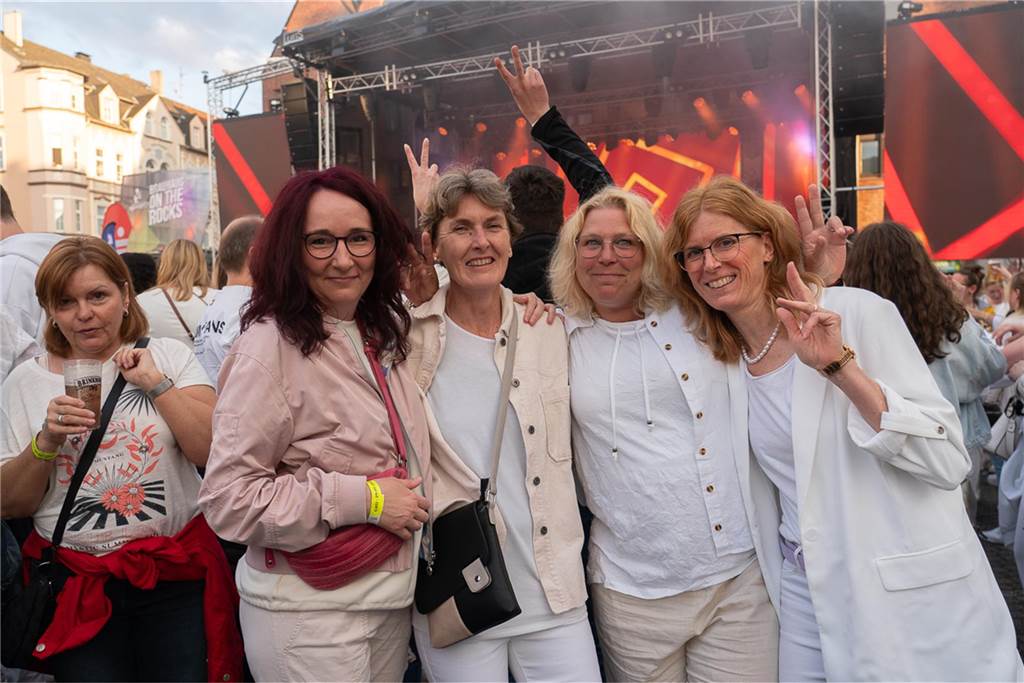 White Night, Fassanstich mit Bürgermeister Rajko Kravanja, DJ Moguai, leckere Küche – das war der erste Abend von Castrop kocht über am 29. Mai auf dem Castroper Marktplatz.