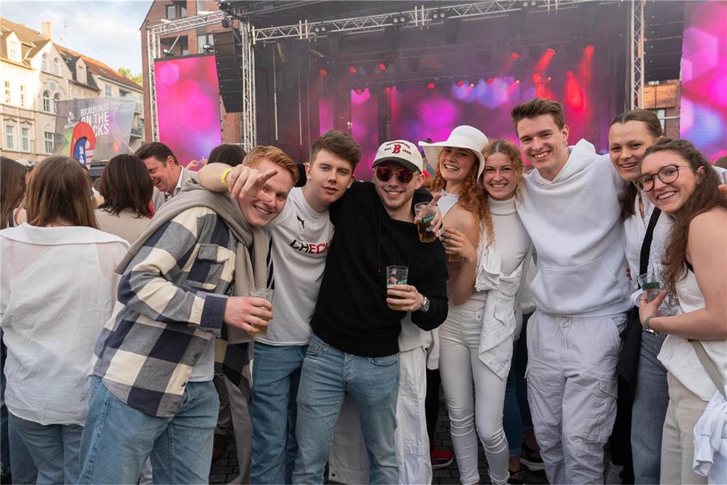 White Night, Fassanstich mit Bürgermeister Rajko Kravanja, DJ Moguai, leckere Küche – das war der erste Abend von Castrop kocht über am 29. Mai auf dem Castroper Marktplatz.