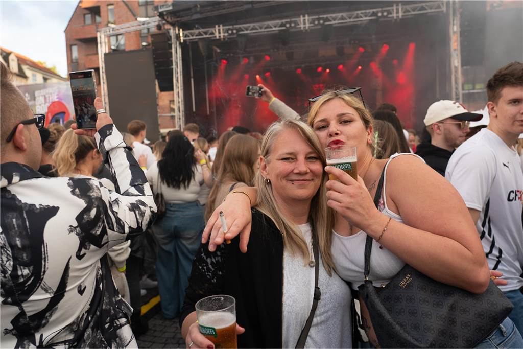 White Night, Fassanstich mit Bürgermeister Rajko Kravanja, DJ Moguai, leckere Küche – das war der erste Abend von Castrop kocht über am 29. Mai auf dem Castroper Marktplatz.