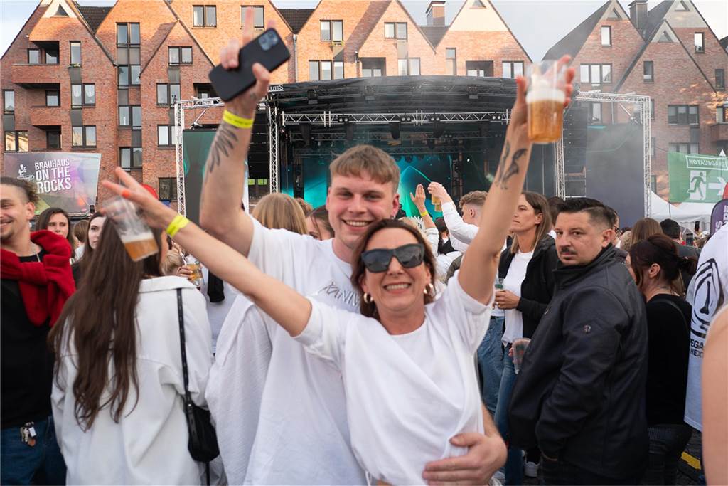 White Night, Fassanstich mit Bürgermeister Rajko Kravanja, DJ Moguai, leckere Küche – das war der erste Abend von Castrop kocht über am 29. Mai auf dem Castroper Marktplatz.