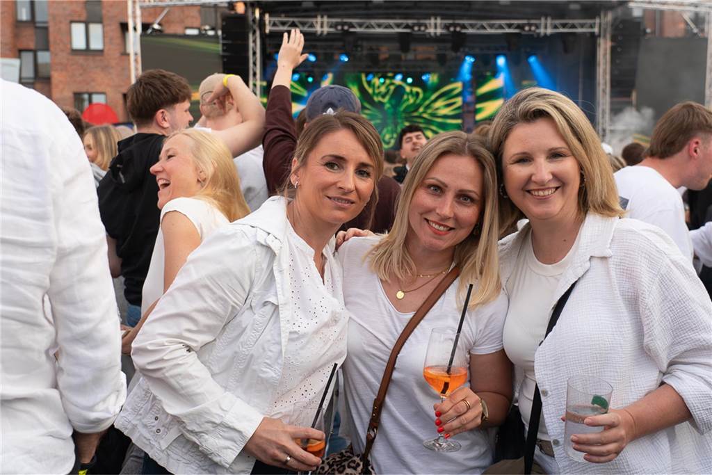 White Night, Fassanstich mit Bürgermeister Rajko Kravanja, DJ Moguai, leckere Küche – das war der erste Abend von Castrop kocht über am 29. Mai auf dem Castroper Marktplatz.