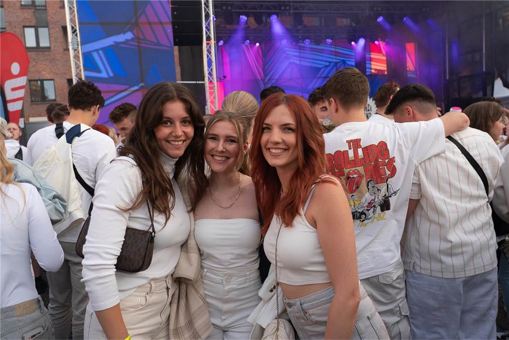 White Night, Fassanstich mit Bürgermeister Rajko Kravanja, DJ Moguai, leckere Küche – das war der erste Abend von Castrop kocht über am 29. Mai auf dem Castroper Marktplatz.