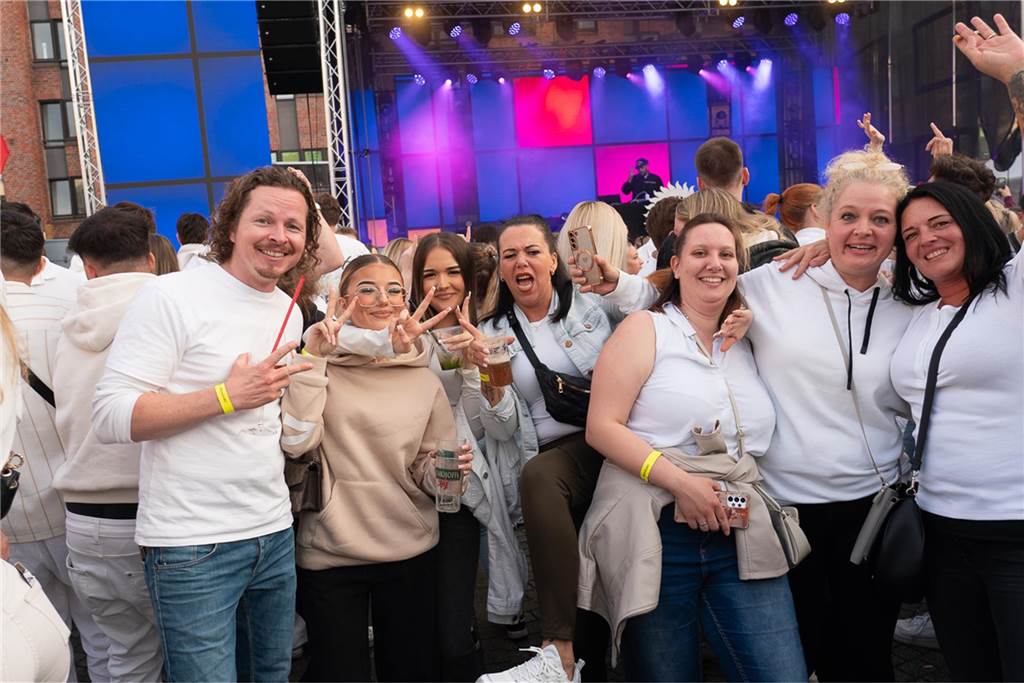 White Night, Fassanstich mit Bürgermeister Rajko Kravanja, DJ Moguai, leckere Küche – das war der erste Abend von Castrop kocht über am 29. Mai auf dem Castroper Marktplatz.