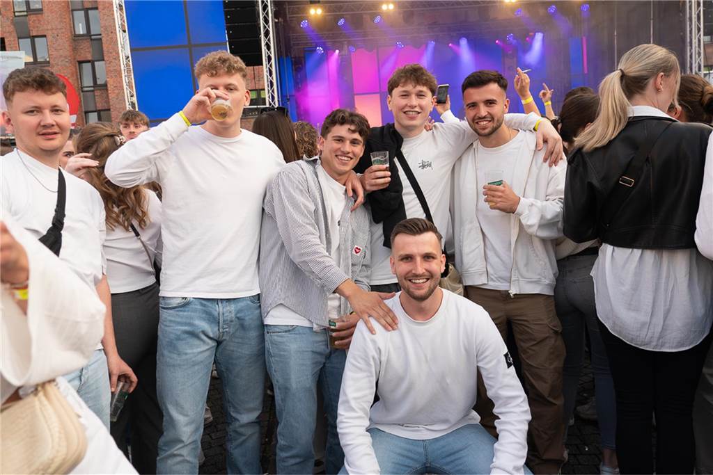 White Night, Fassanstich mit Bürgermeister Rajko Kravanja, DJ Moguai, leckere Küche – das war der erste Abend von Castrop kocht über am 29. Mai auf dem Castroper Marktplatz.