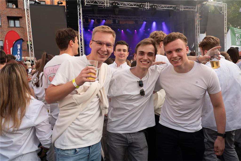 White Night, Fassanstich mit Bürgermeister Rajko Kravanja, DJ Moguai, leckere Küche – das war der erste Abend von Castrop kocht über am 29. Mai auf dem Castroper Marktplatz.