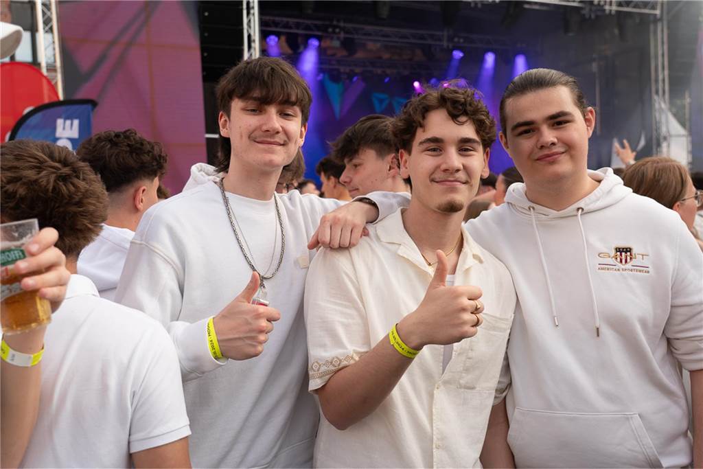 White Night, Fassanstich mit Bürgermeister Rajko Kravanja, DJ Moguai, leckere Küche – das war der erste Abend von Castrop kocht über am 29. Mai auf dem Castroper Marktplatz.