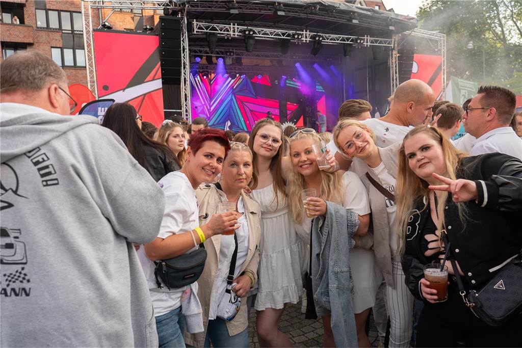 White Night, Fassanstich mit Bürgermeister Rajko Kravanja, DJ Moguai, leckere Küche – das war der erste Abend von Castrop kocht über am 29. Mai auf dem Castroper Marktplatz.