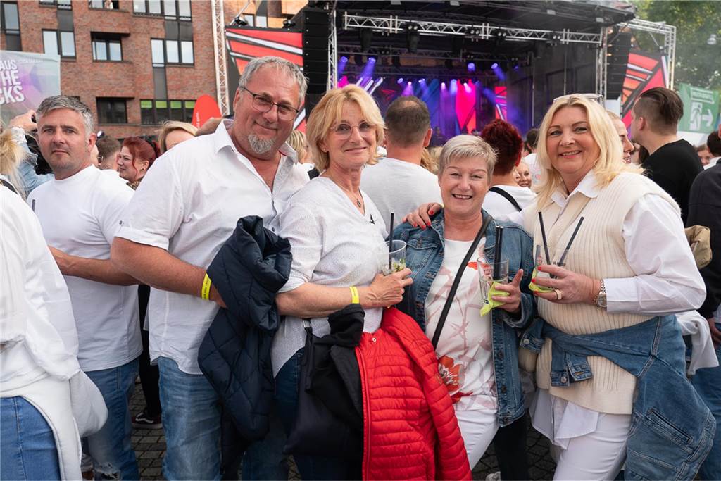 White Night, Fassanstich mit Bürgermeister Rajko Kravanja, DJ Moguai, leckere Küche – das war der erste Abend von Castrop kocht über am 29. Mai auf dem Castroper Marktplatz.
