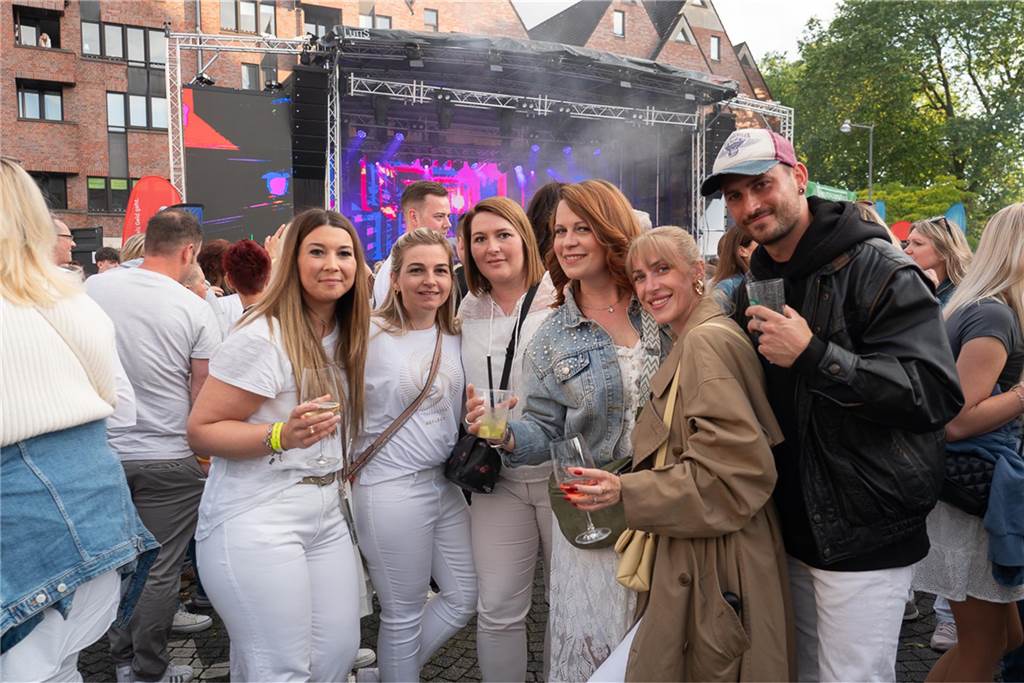 White Night, Fassanstich mit Bürgermeister Rajko Kravanja, DJ Moguai, leckere Küche – das war der erste Abend von Castrop kocht über am 29. Mai auf dem Castroper Marktplatz.