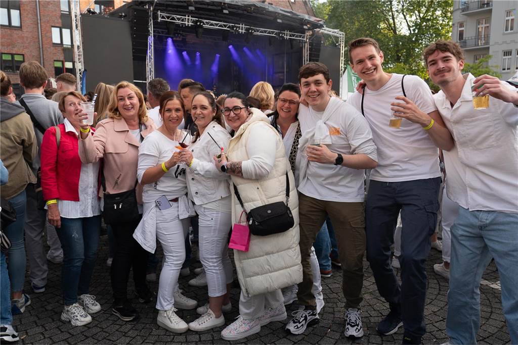 White Night, Fassanstich mit Bürgermeister Rajko Kravanja, DJ Moguai, leckere Küche – das war der erste Abend von Castrop kocht über am 29. Mai auf dem Castroper Marktplatz.