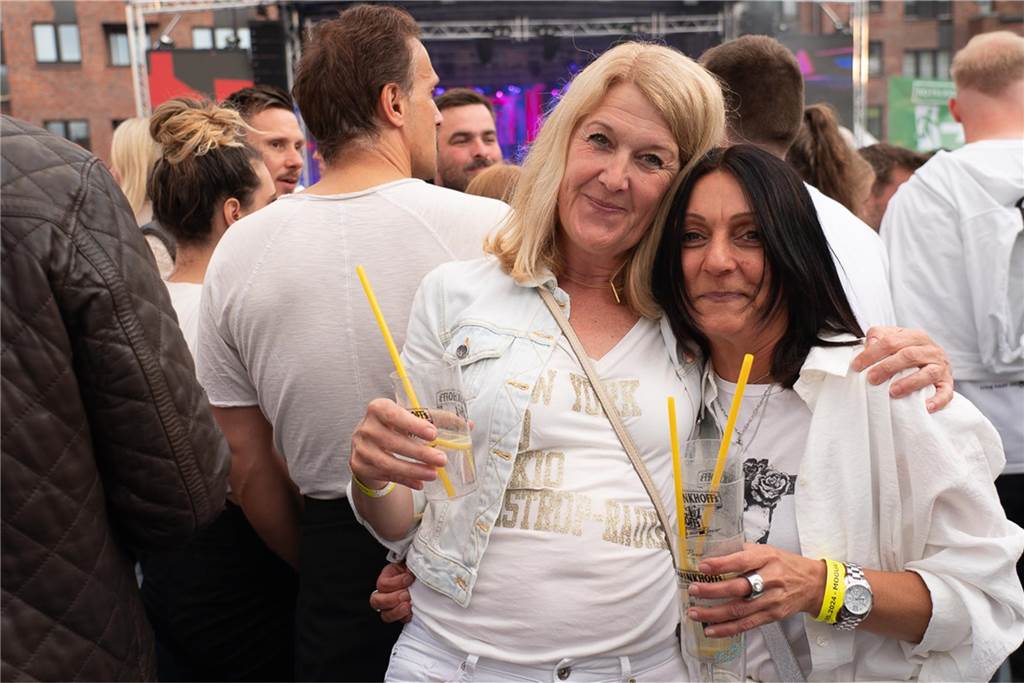 White Night, Fassanstich mit Bürgermeister Rajko Kravanja, DJ Moguai, leckere Küche – das war der erste Abend von Castrop kocht über am 29. Mai auf dem Castroper Marktplatz.