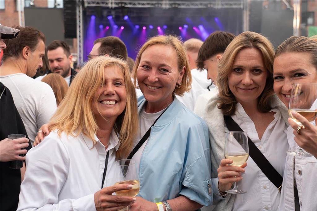 White Night, Fassanstich mit Bürgermeister Rajko Kravanja, DJ Moguai, leckere Küche – das war der erste Abend von Castrop kocht über am 29. Mai auf dem Castroper Marktplatz.