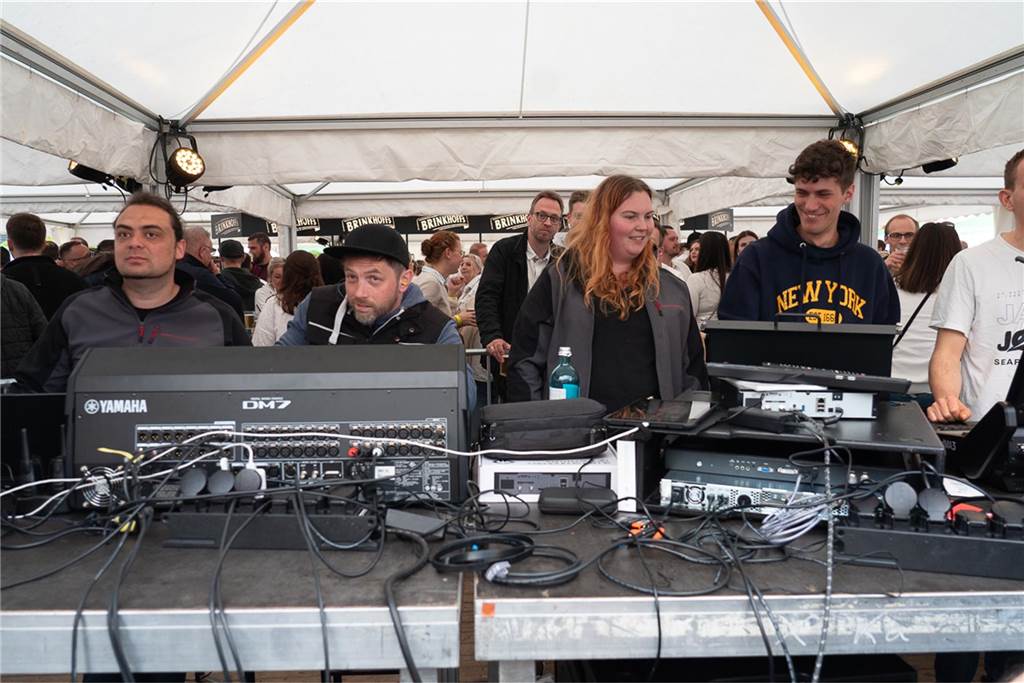 White Night, Fassanstich mit Bürgermeister Rajko Kravanja, DJ Moguai, leckere Küche – das war der erste Abend von Castrop kocht über am 29. Mai auf dem Castroper Marktplatz.