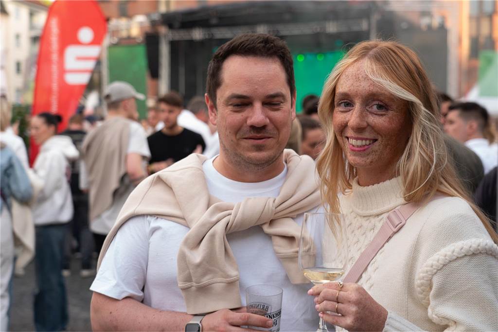 White Night, Fassanstich mit Bürgermeister Rajko Kravanja, DJ Moguai, leckere Küche – das war der erste Abend von Castrop kocht über am 29. Mai auf dem Castroper Marktplatz.
