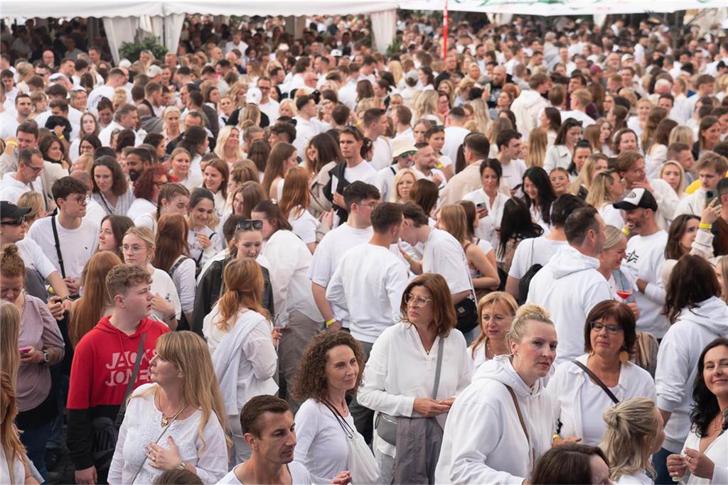 White Night, Fassanstich mit Bürgermeister Rajko Kravanja, DJ Moguai, leckere Küche – das war der erste Abend von Castrop kocht über am 29. Mai auf dem Castroper Marktplatz.