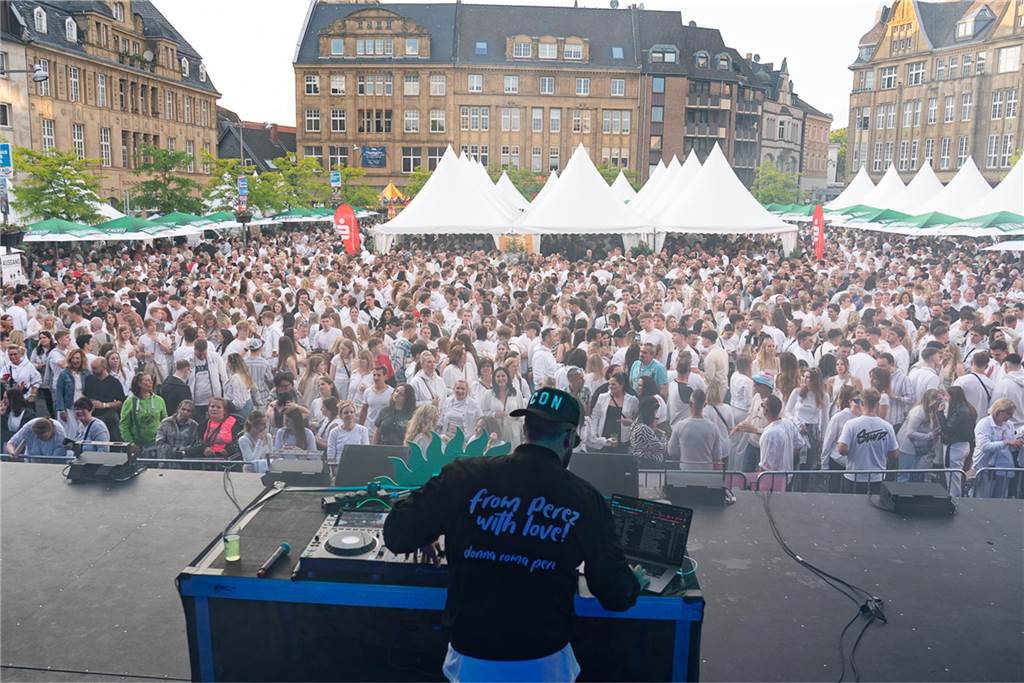 White Night, Fassanstich mit Bürgermeister Rajko Kravanja, DJ Moguai, leckere Küche – das war der erste Abend von Castrop kocht über am 29. Mai auf dem Castroper Marktplatz.