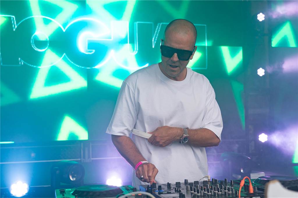 White Night, Fassanstich mit Bürgermeister Rajko Kravanja, DJ Moguai, leckere Küche – das war der erste Abend von Castrop kocht über am 29. Mai auf dem Castroper Marktplatz.