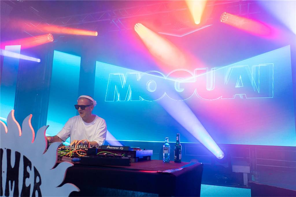White Night, Fassanstich mit Bürgermeister Rajko Kravanja, DJ Moguai, leckere Küche – das war der erste Abend von Castrop kocht über am 29. Mai auf dem Castroper Marktplatz.