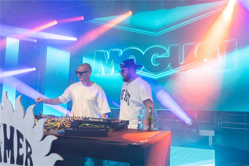 White Night, Fassanstich mit Bürgermeister Rajko Kravanja, DJ Moguai, leckere Küche – das war der erste Abend von Castrop kocht über am 29. Mai auf dem Castroper Marktplatz.