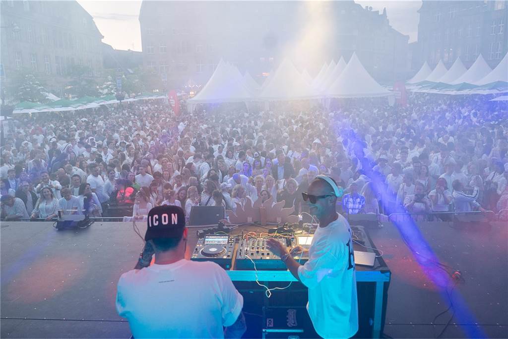 White Night, Fassanstich mit Bürgermeister Rajko Kravanja, DJ Moguai, leckere Küche – das war der erste Abend von Castrop kocht über am 29. Mai auf dem Castroper Marktplatz.
