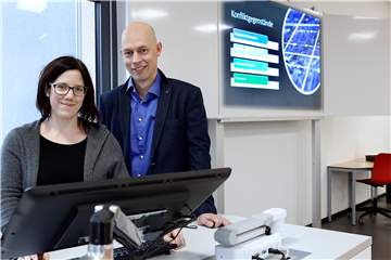 Whiteboard statt Tafel: Die modern ausgestatteten Klassenräume im Hans-Böckler-Berufskolleg präsentieren die Leiter Matthias Bomba und Kathrin Ollas.