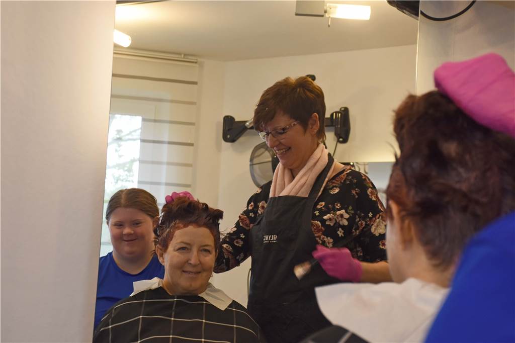 Whitney (l.) hat während des Integrationstages im Friseursalon von Eva Frank (r.) einen Einblick in den Beruf der Friseurin bekommen.
