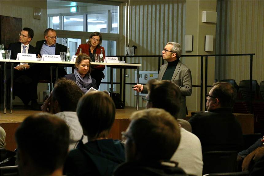 Profilschul-Pläne bei Bürgerinformation unter Beschuss - Verkehrsregelung in der Kritik Wibke Evert und Frank Lohse vom Architektenbüro Lindner und Lohse haben die Pläne für die Zusammenführung der Profilschul Ascheberg vorgestellt.