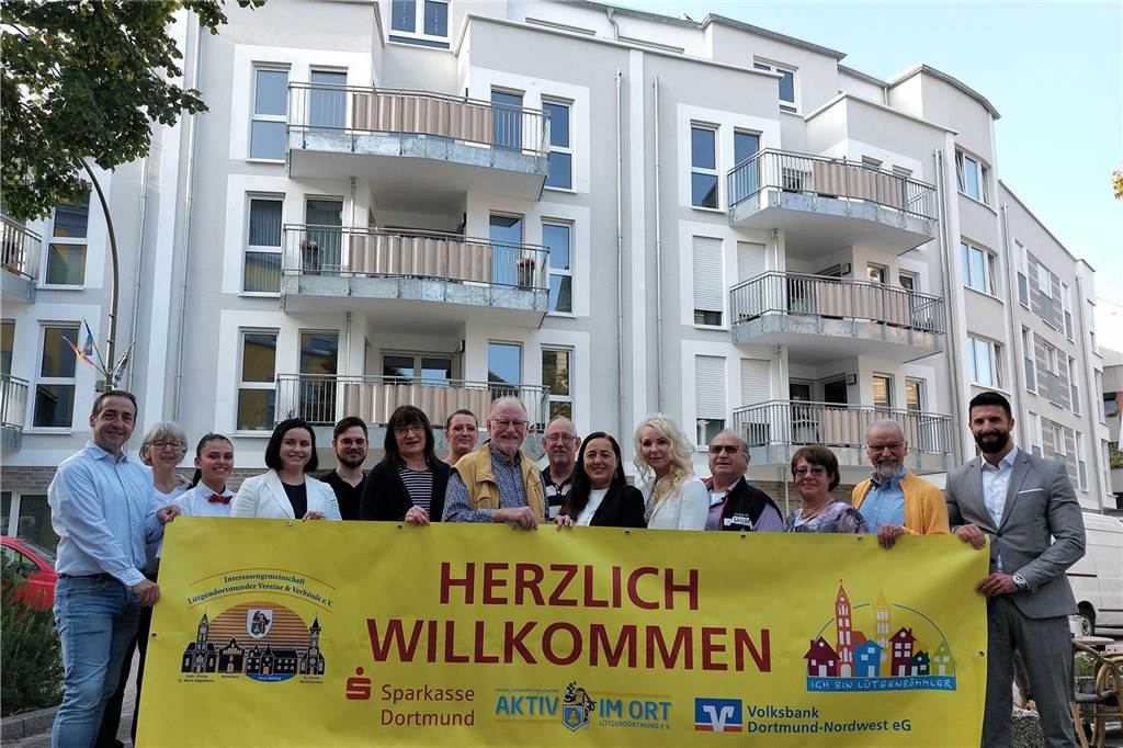 Neuer Seniorenwohnsitz in Lütgendortmund wurde offiziell eingeweiht Wichtige Akteure aus dem Stadtteil wie Politiker, Einzelhändler, Kirchen- und Vereinsvertreter begrüßen die neuen Bewohnerinnen und Bewohner mit einem großen Willkommens-Banner. "Eine große Geste" sagen die Bauherren.