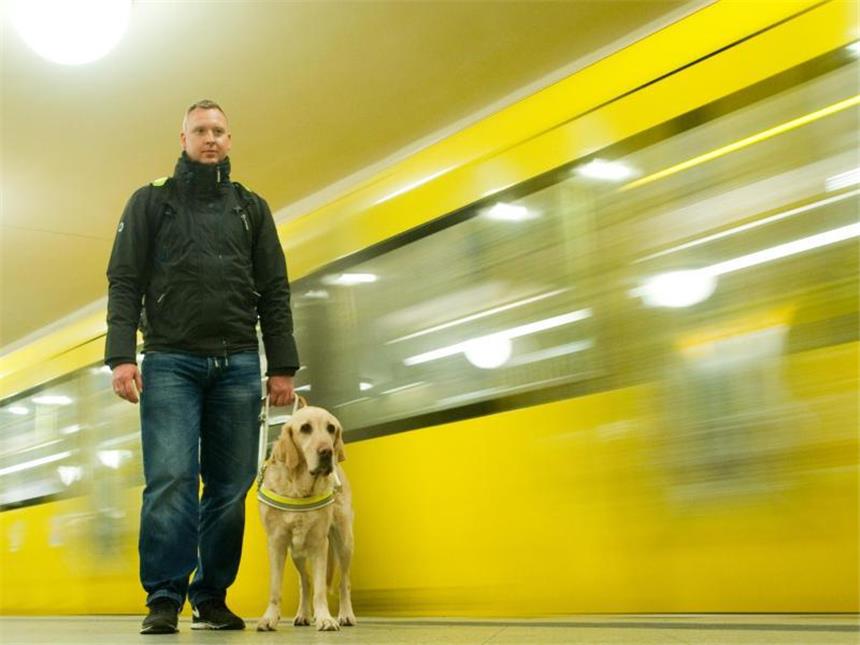 Mit Hochleistung dabei: Blindenhunde sind kostbare Begleiter Wichtige Hilfe beim U-Bahn-Fahren: Matthias Groß vertraut auf seine Hündin Bonja. Foto: Klaus-Dietmar Gabbert