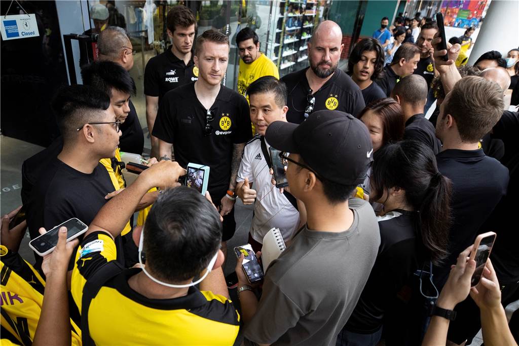 BVB-Geschäftsführer Carsten Cramer im Interview: „Das ist nicht fair und zu bequem“ Marco Reus steht zwischen den BVB-Fans.