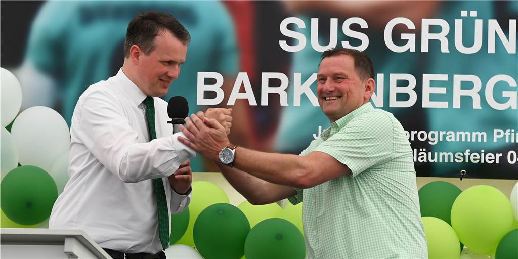 Dorstens Bürgermeister Tobias Stockhoff und Grün-Weiß Barkenbergs Vorsitzender Frank Hofmann beim Festakt "50 Jahre SuS Grün-Weiß Barkenberg"
