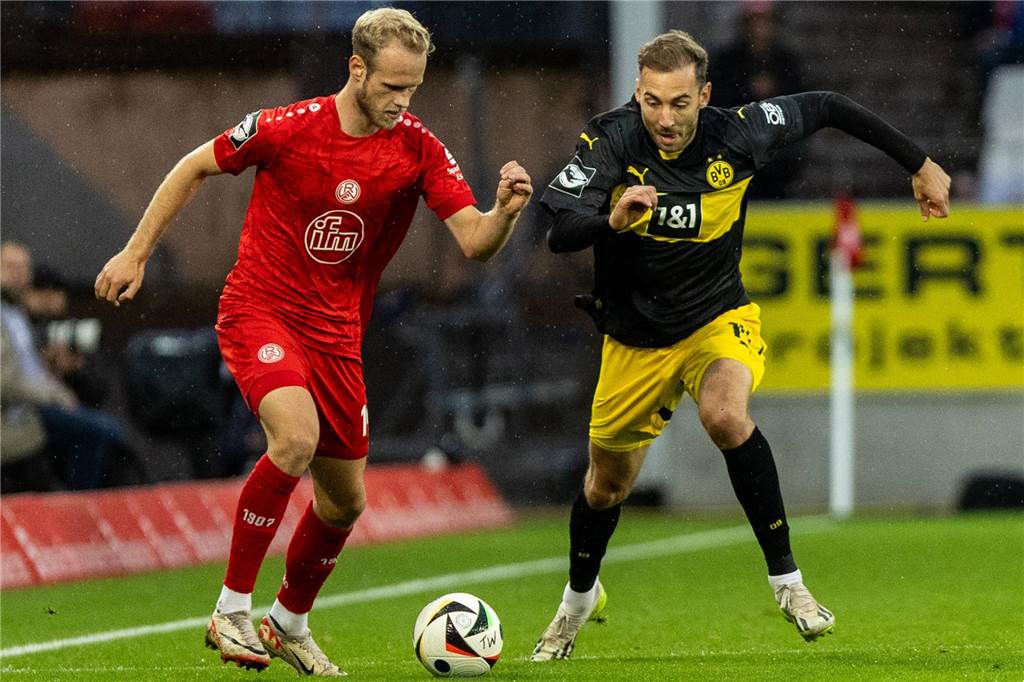 BVB-U23 kämpft mit fünf Herausforderungen: „Das müssen die Jungs schleunigst lernen“ Michael Eberwein führt einen Zweikampf.