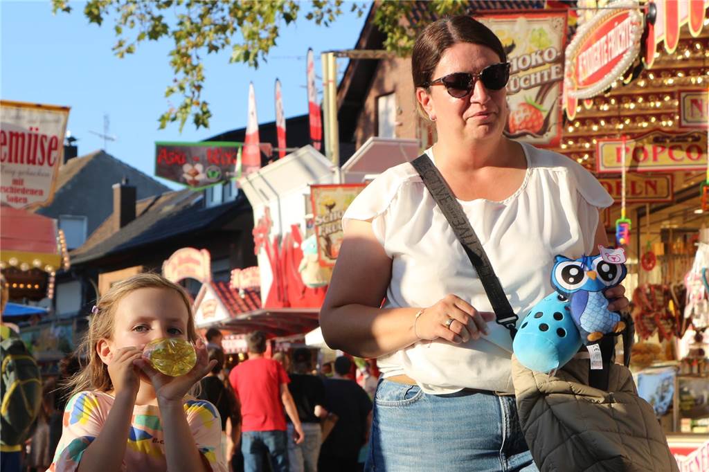 Mit Lotta (5) über die Ahauser Kirmes: So viel Spaß hat das Kind für 30 Euro Wichtiger Tipp zum Schluss: Bei der Hitze in diesen Tagen sollte viel getrunken werden.
